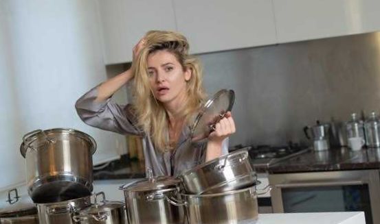 Сортування кухонних речей у коробки