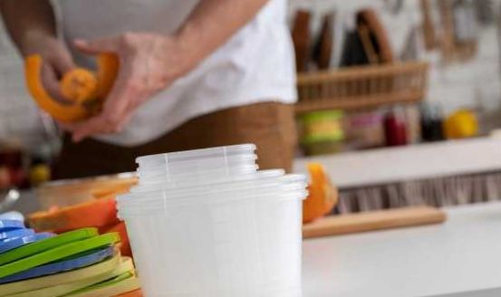 Кришки, контейнери і форми, упорядковані за розміром і формою